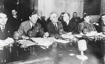 Harry S. Truman (trzeci od lewej przy stole) przewodzi obradom senackiej komisji ds. zbadania efekty