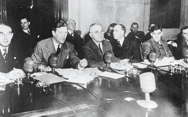 Harry S. Truman (trzeci od lewej przy stole) przewodzi obradom senackiej komisji ds. zbadania efekty