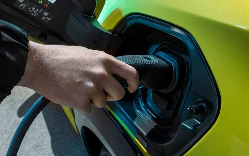 Tavares ostrzega przed konsekwencjami obniżej cen aut elektrycznych