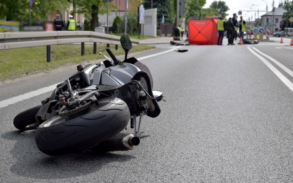 26 maja w Kałuszynie na ul. Warszawskiej kierowca podczas skrętu w lewo śmiertelnie potrącił jadąceg
