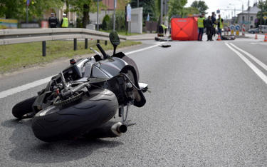 26 maja w Kałuszynie na ul. Warszawskiej kierowca podczas skrętu w lewo śmiertelnie potrącił jadąceg