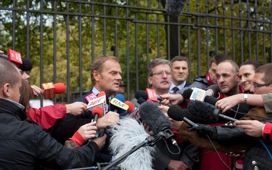 Premier Donald Tusk po wyjściu z piątkowego spotkania