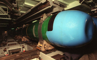 Torpeda ciężka rodziny Mk 48 w magazynie uzbrojenia amerykańskiego okrętu podwodnego o napędzie jądr