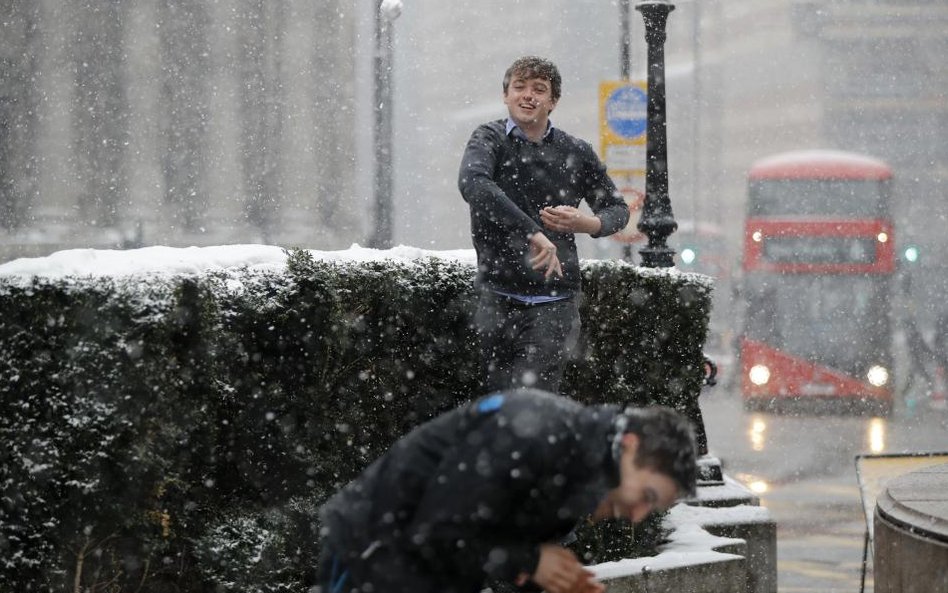 Mocne opady śniegu w Londynie