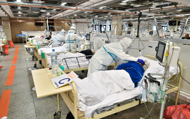 Personel medyczny i chorzy na oddziale szpitala tymczasowego na Stadionie Narodowym w Warszawie