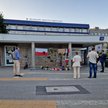 Pod szpitalem, w którym zmarł szeregowy Sitek, pojawiły się znicze i kwiaty