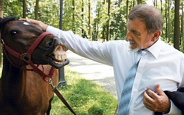 Dzięki burmistrzowi Żywca Antoniemu Szlagorowi do zamkowego parku powróciła hodowla koni i ptaków