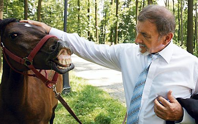 Dzięki burmistrzowi Żywca Antoniemu Szlagorowi do zamkowego parku powróciła hodowla koni i ptaków