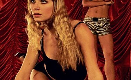 Holly (Holly Weston) zamiast kariery primabaleriny wybrała taniec w nocnym klubie