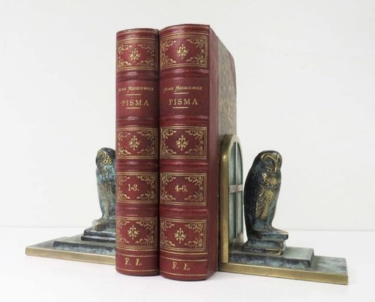 Warto upolować zabytkowe podpórki do książek.