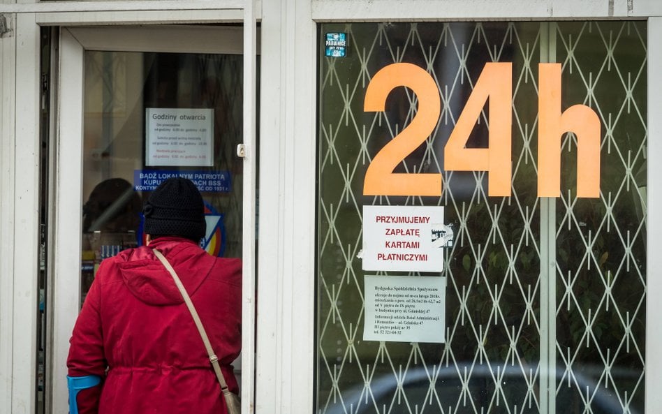 Przeliczając na liczbę mieszkańców, jeden punkt sprzedaży alkoholu przypada w Polsce na 303 osoby.