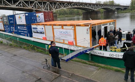 Barka z kontenerami przybyła do Warszawy