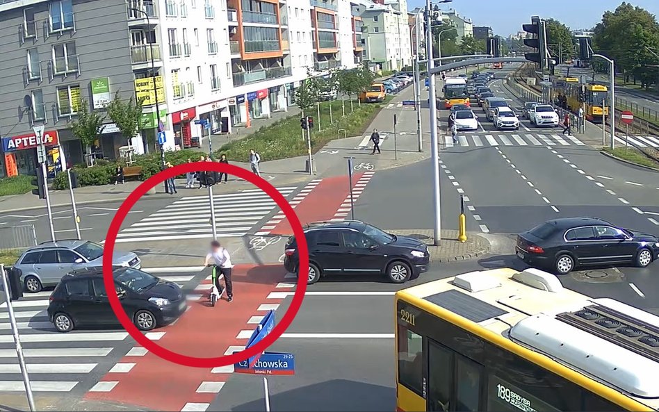 Kolizja z udziałem kierującego hulajnogą w Warszawie