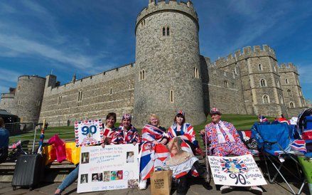 Wielbiciele królowej dzień przed obchodami urodzin przed zamkiem Windsor.