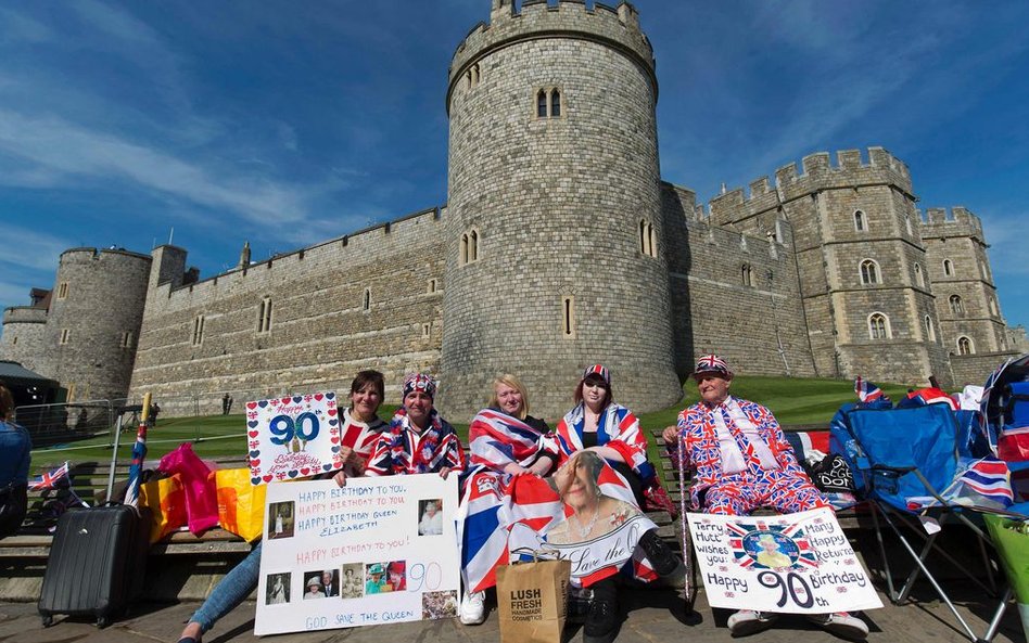 Wielbiciele królowej dzień przed obchodami urodzin przed zamkiem Windsor.