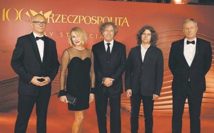 Laureat podczas gali. Na zdjęciu od lewej: Tomasz Jażdżyński, Dorota Hajdarowicz, Grzegorz Hajdarowi