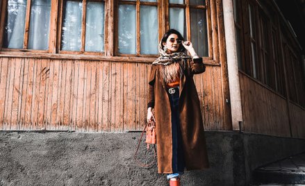 Kawowe, orzechowe i czekoladowe odcienie są łagodniejsze od ponadczasowej czerni i wyglądają zdecydo