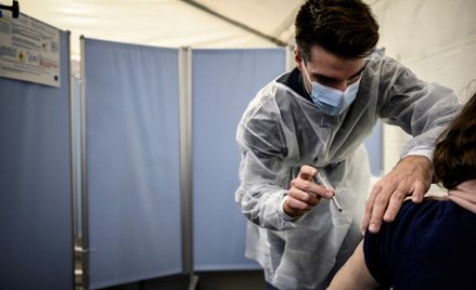 Handel paszportami covidowymi. Fałszywki zamiast szczepienia