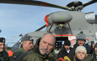Minister obrony narodowej Antoni Macierewicz (C) ogląda pokaz dynamiczny akcji ratowniczej w wykonan