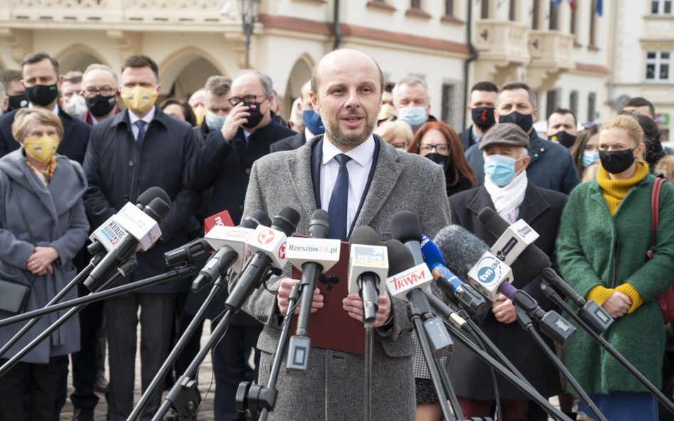 Konrad Fijołek został prezydentem Rzeszowa zdobywając w pierwszej rundzie 56,51 procent głosów