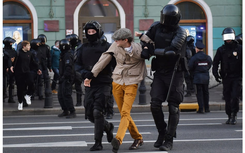 Władze zatrzymują mężczyznę protestującego przeciwko ogłoszonej przez Władimira Putina częściowej mo