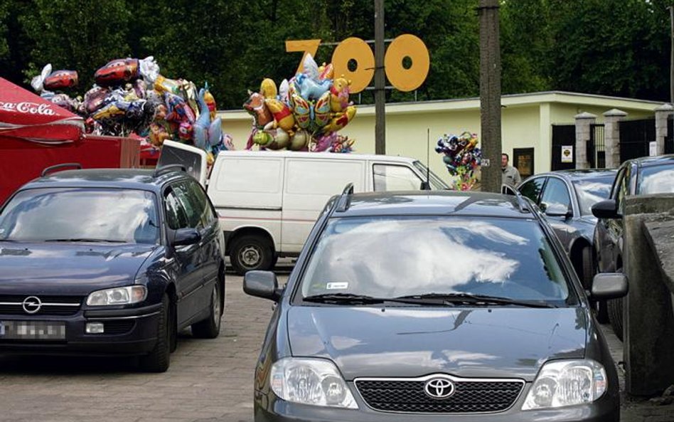 Parking od strony mostu Gdańskiego stał się także nielegalną pętlą autobusową