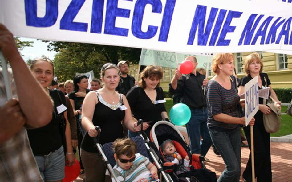 Rodzice niepełnosprawnych protestowali przed kancelarią premiera