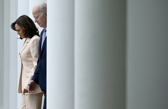 Wiceprezydent Kamala Harris prawdopodobnie zastąpi Joe Bidena w walce o kolejną kadencję prezydencką