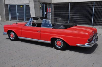 Potężny kabriolet przyjechał do Polski z gorącej Kalifornii. Miękki składany dach zawsze jest pod rę