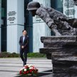 Ambasador Chin w Polsce Lu Shan przy Pomniku Powstania Warszawskiego na pl. Krasińskich w Warszawie.