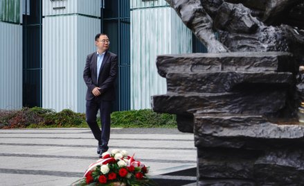 Ambasador Chin w Polsce Lu Shan przy Pomniku Powstania Warszawskiego na pl. Krasińskich w Warszawie.