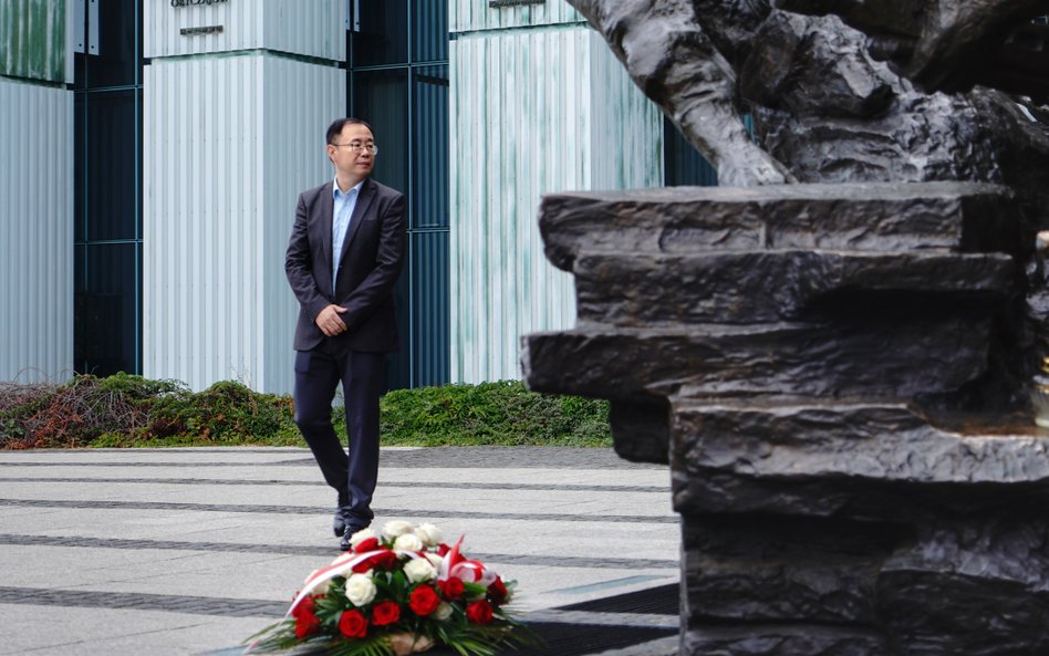 Ambasador Chin w Polsce Lu Shan przy Pomniku Powstania Warszawskiego na pl. Krasińskich w Warszawie.