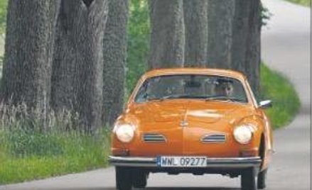 Jak przystało na „dziecię” lat 60., rządzą tu intensywne kolory. Tani sportowy wóz to marzenie Karma