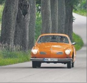 Jak przystało na „dziecię” lat 60., rządzą tu intensywne kolory. Tani sportowy wóz to marzenie Karma