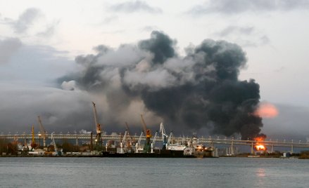 Strażacy wciąż gaszą pożary w terminalu naftowym w Petersburgu, w składzie ropy „Ruczy” oraz w magaz