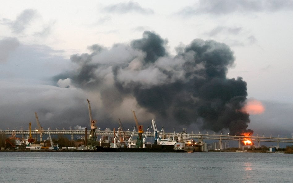 Strażacy wciąż gaszą pożary w terminalu naftowym w Petersburgu, w składzie ropy „Ruczy” oraz w magaz