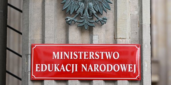 MEN wyjaśnił kwestię rozliczania nadgodzin w szkołach. Nauczyciele niezadowoleni