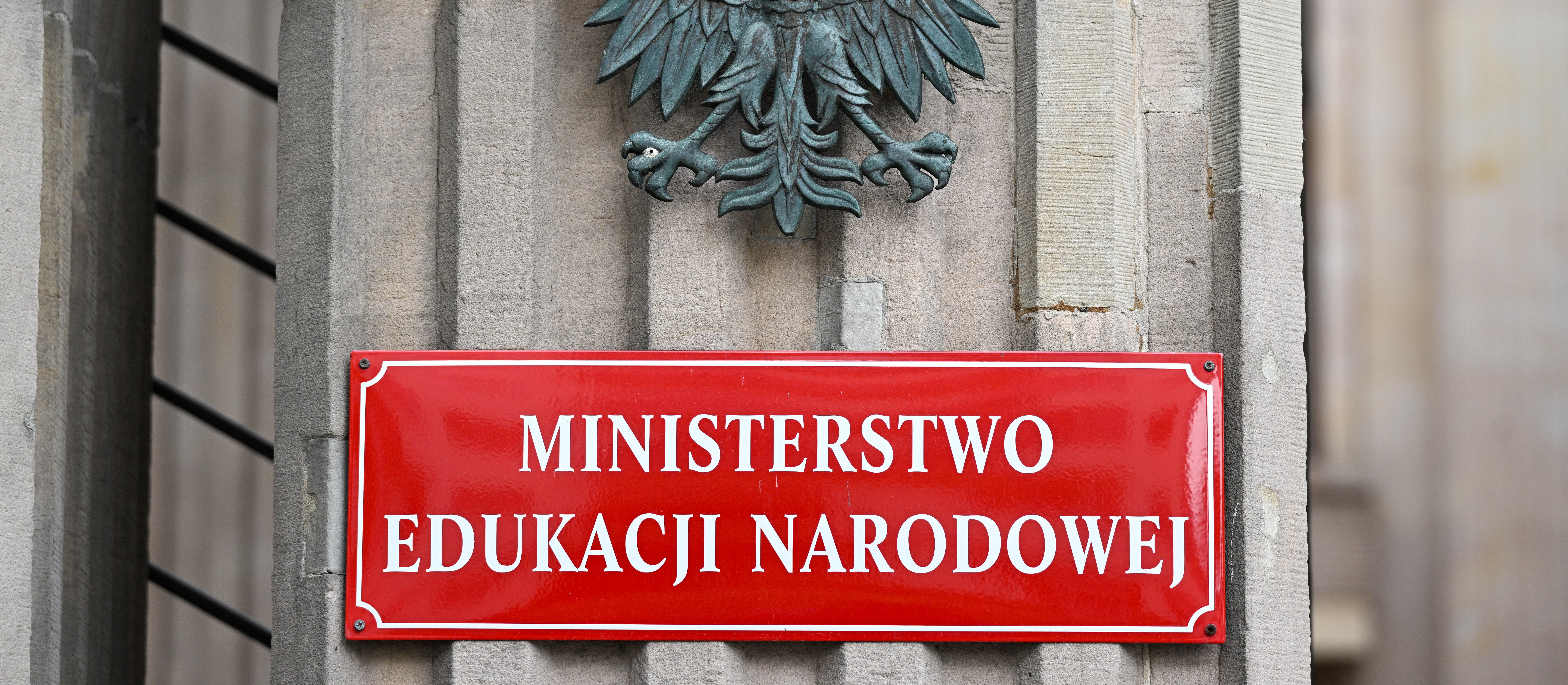 MEN wyjaśnił kwestię rozliczania nadgodzin w szkołach. Nauczyciele niezadowoleni