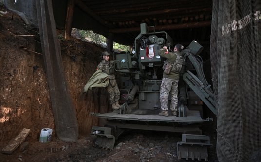 Żołnierze 44. Samodzielnej Brygady Artylerii im. hetmana Danyła Apostola przygotowują samobieżną hau