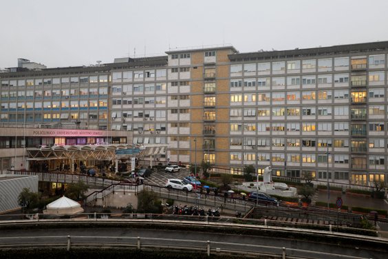 Papież jest leczony w Klinice Gemelli