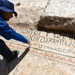 Mozaika i napisy odkryte przez izraelskich archeologów w okolicy miejscowości Hura na północy pustyn