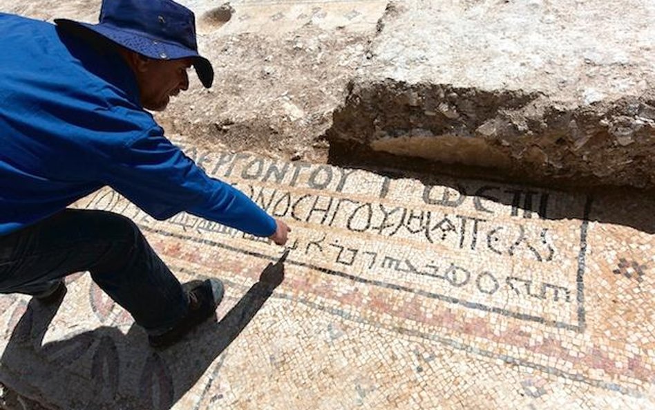 Mozaika i napisy odkryte przez izraelskich archeologów w okolicy miejscowości Hura na północy pustyn