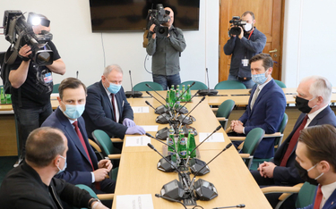 Politycy Porozumienia Jarosława Gowina (z prawej strony w środku) spotkali się z politykami Koalicji
