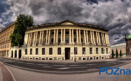 Biblioteka została zbudowana w latach 1822-1828 zgodnie z pomysłem hrabiego Edwarda Raczyńskiego. Ob