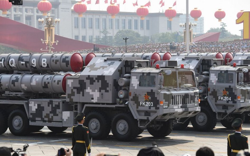 Pojazdy z pociskami balistycznymi biorą udział w paradzie z okazji obchodów 70. rocznicy utworzenia 