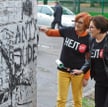Małgorzata Fuszara i premier Ewa Kopacz zamalowały antysemicki napis na ścianie jednego z osiedlowyc