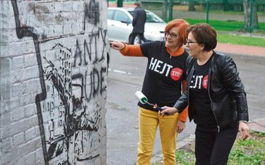 Małgorzata Fuszara i premier Ewa Kopacz zamalowały antysemicki napis na ścianie jednego z osiedlowyc