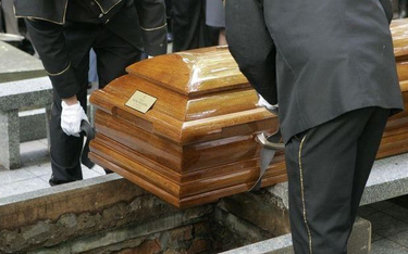 Koronawirus: ukarani za uczestniczenie w pogrzebie tragicznie zmarłej nastolatki