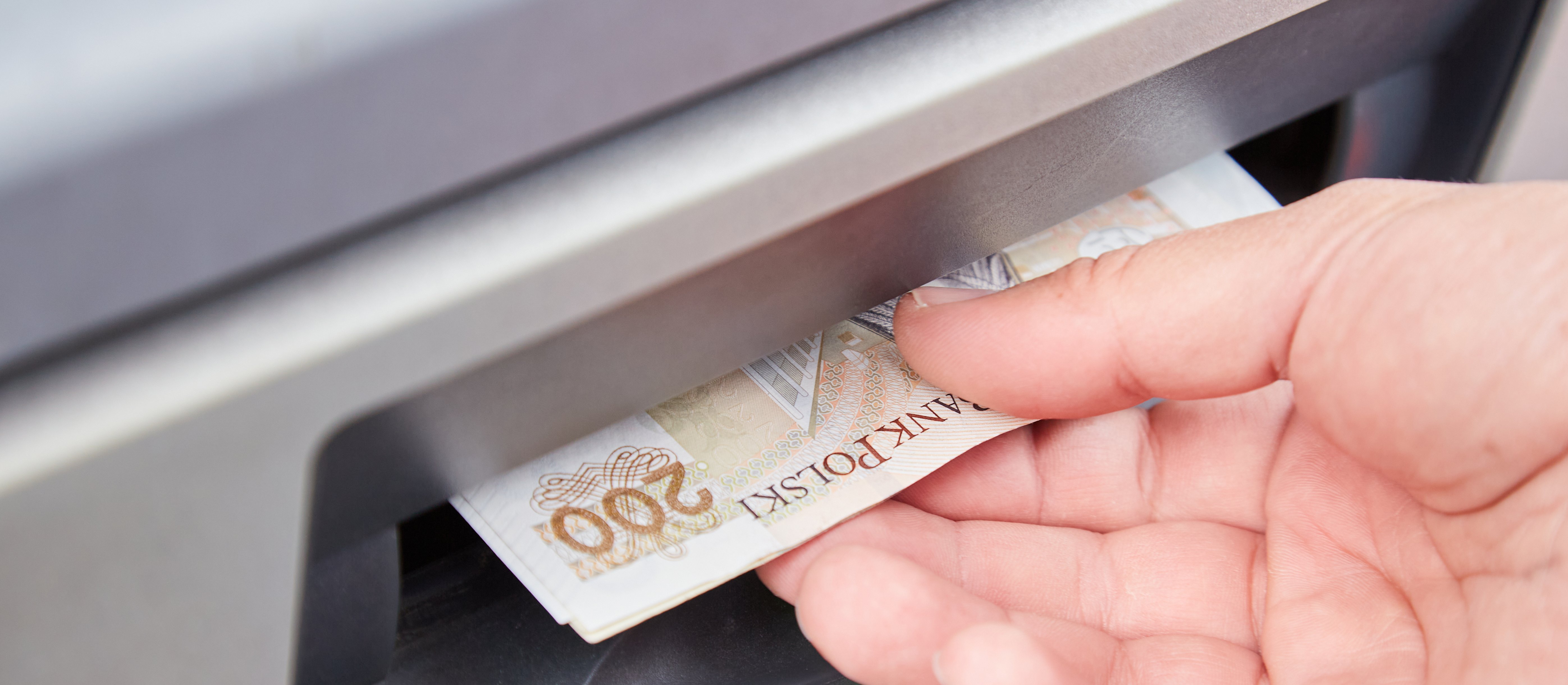 Kobieta wypłacała pieniądze z konta zmarłego partnera. Grozi za to więzienie