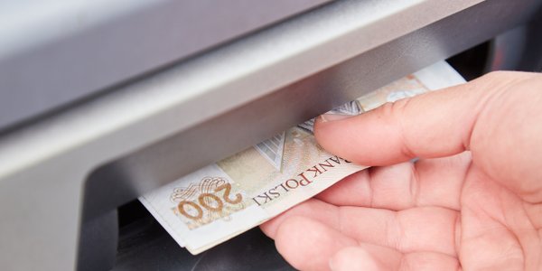 Kobieta wypłacała pieniądze z konta zmarłego partnera. Grozi za to więzienie